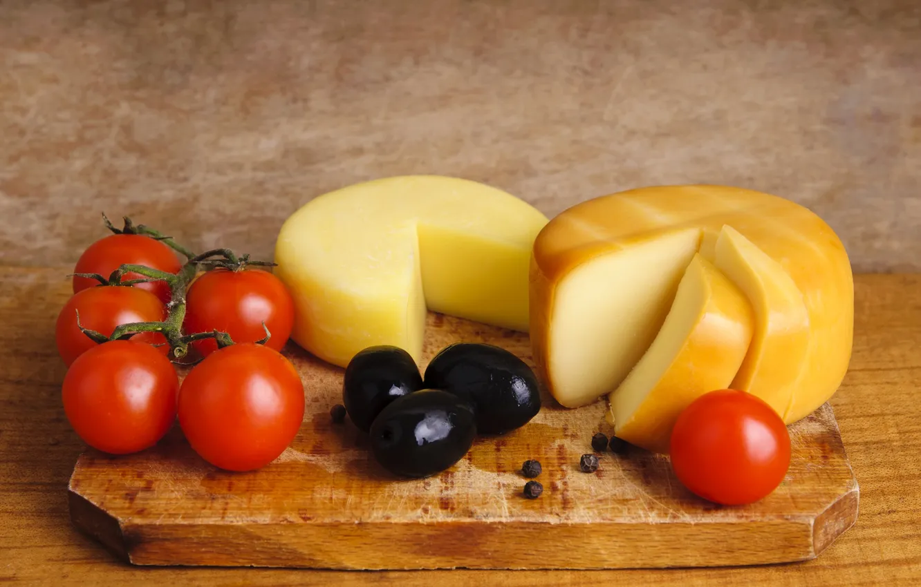 Фото обои сыр, доска, перец, помидоры, маслины