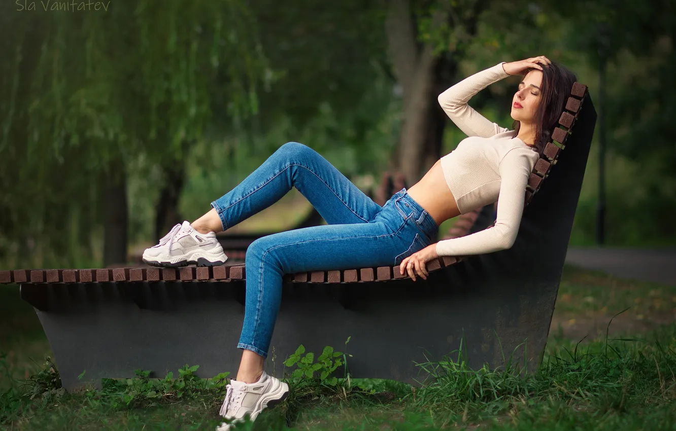 Фото обои girl, trees, nature, park, model, jeans, brunette, makeup