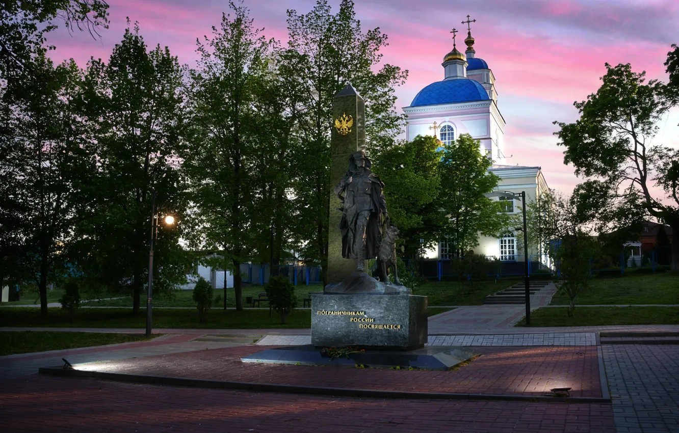 Фото обои город, рассвет, утро, фонари, памятник, храм, сквер, Курск