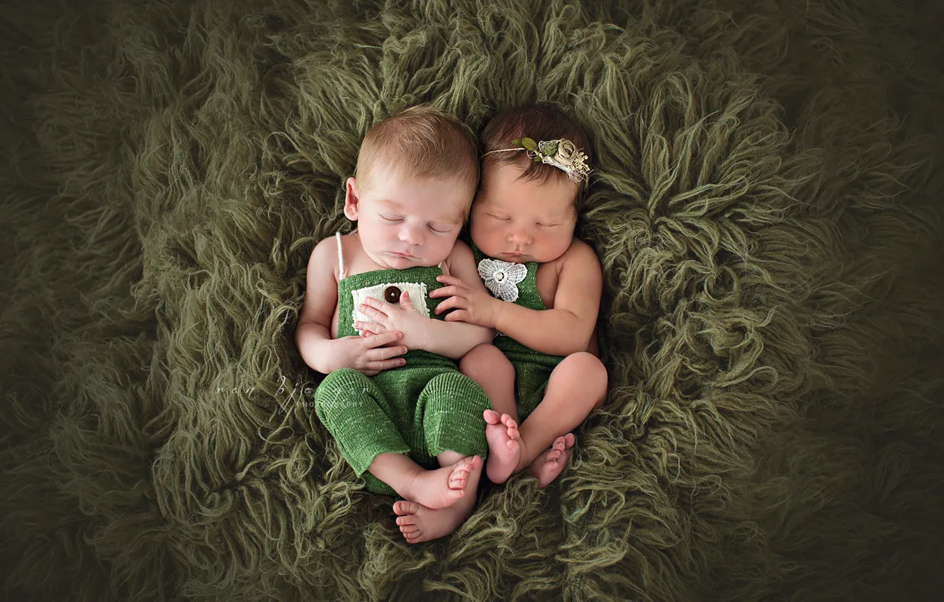 Фото обои дети, зеленый, мальчик, девочка, мех, младенцы