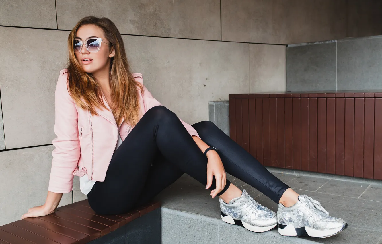 Фото обои girl, hot, happy, glamour, lady, hair, funky, leggings
