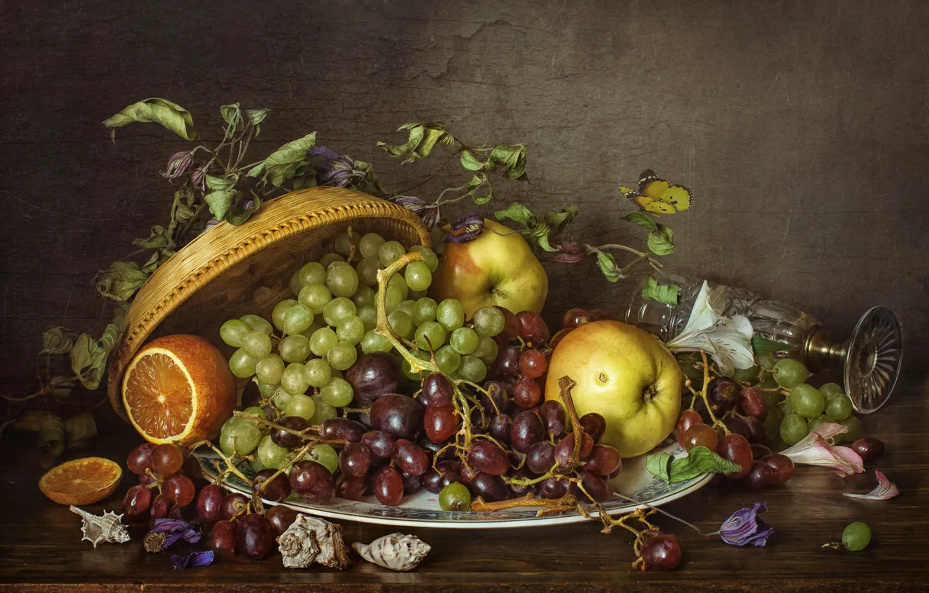 Фото обои яблоки, апельсин, тарелка, виноград, ракушки, натюрморт