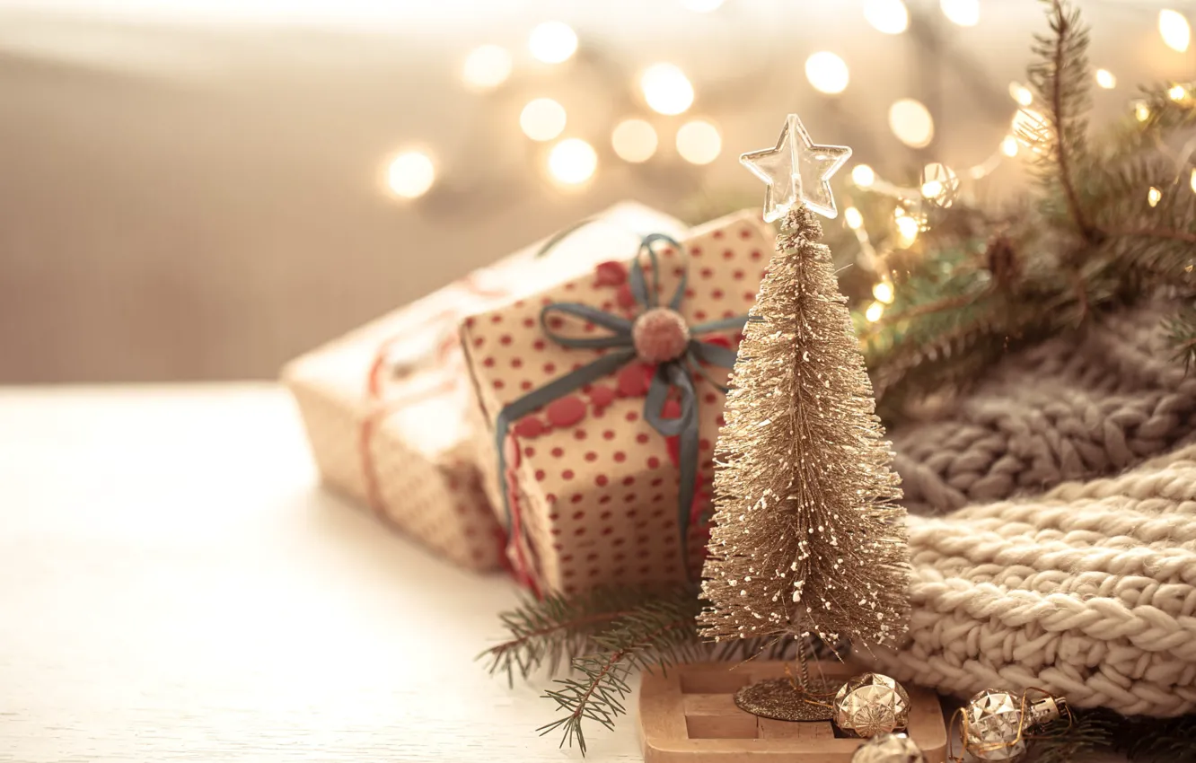 Фото обои праздник, Рождество, подарки, Новый год, ёлочка, хвоя, гирлянды, коробки