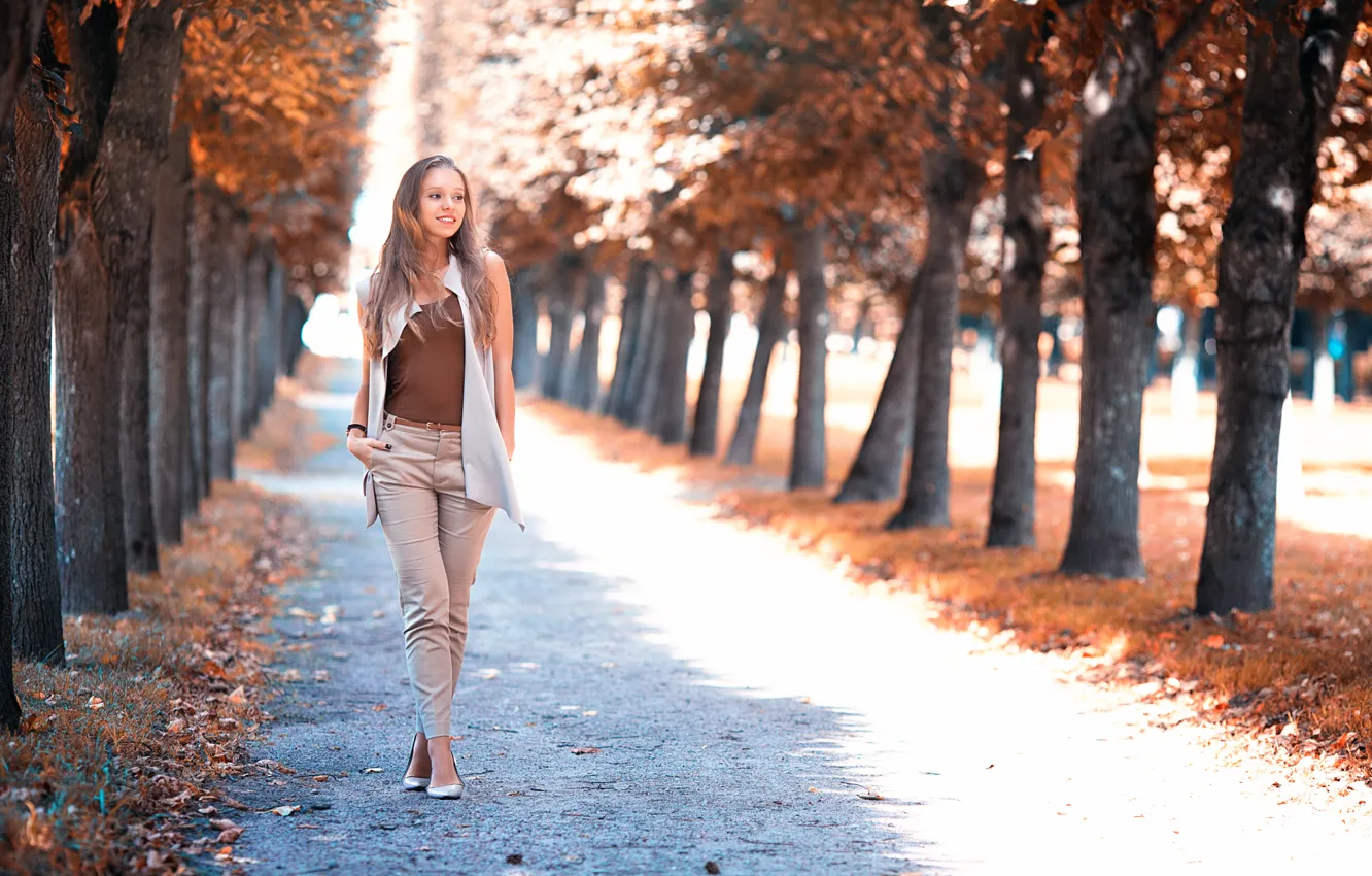 Фото обои девушка, улыбка, аллея, походка, Girl in the park, Архангельское