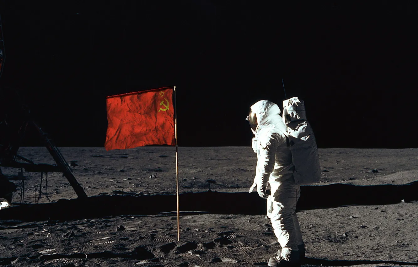 Фото обои луна, человек, космонавт, флаг, СССР, на луне, первый