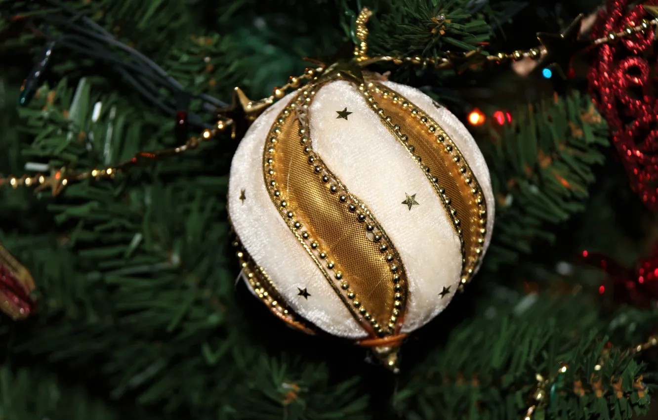 Фото обои ветки, полосы, темный фон, праздник, шар, шарик, Рождество, Новый год