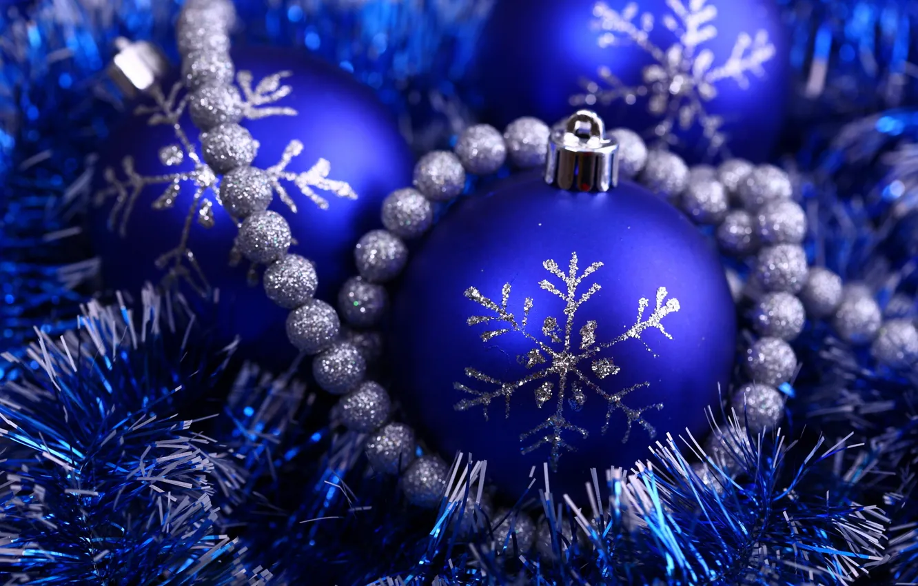 Фото обои синий, праздник, новый год, серебристый, бусы, new year, мишура, снежинка