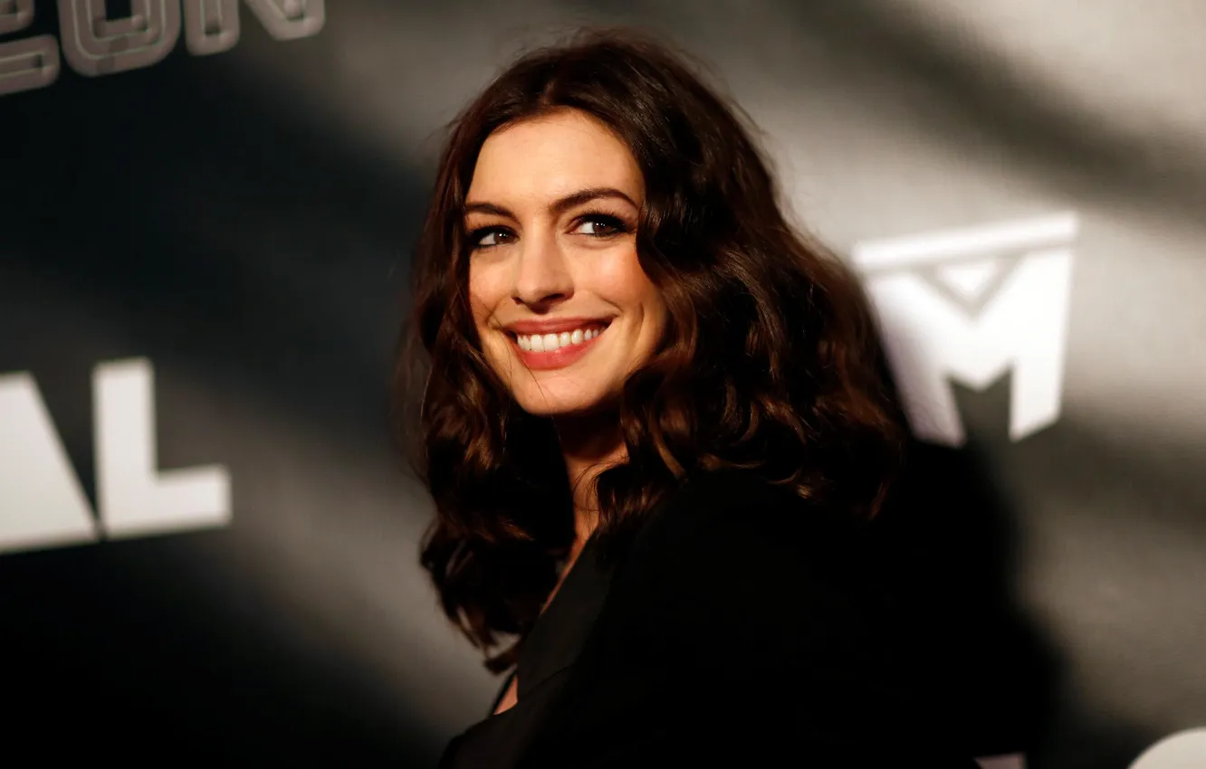 Фото обои улыбка, актриса, красотка, Anne Hathaway, Энн Хэтэуэй