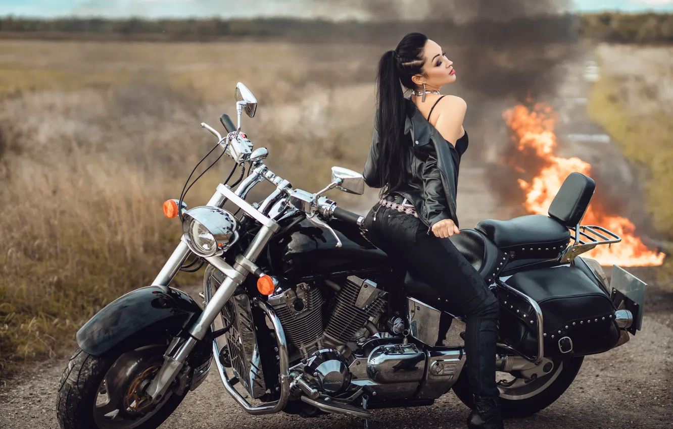 Фото обои девушка, поза, огонь, дым, куртка, мотоцикл, Диана Липкина