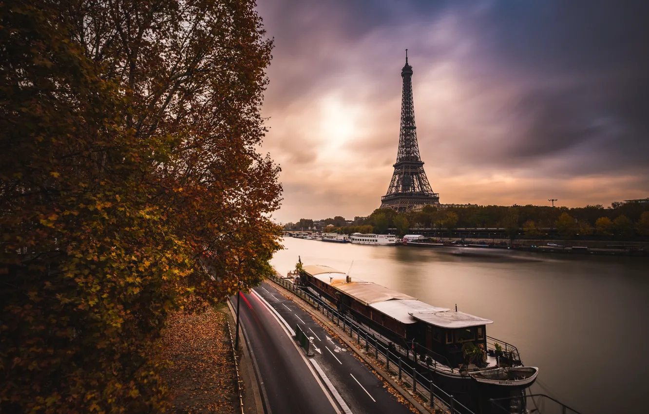 Фото обои дорога, осень, тучи, город, река, Франция, Париж, вечер