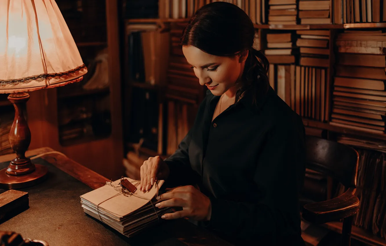 Фото обои девушка, стол, книги, лампа, письма, Альбина Пономарёва
