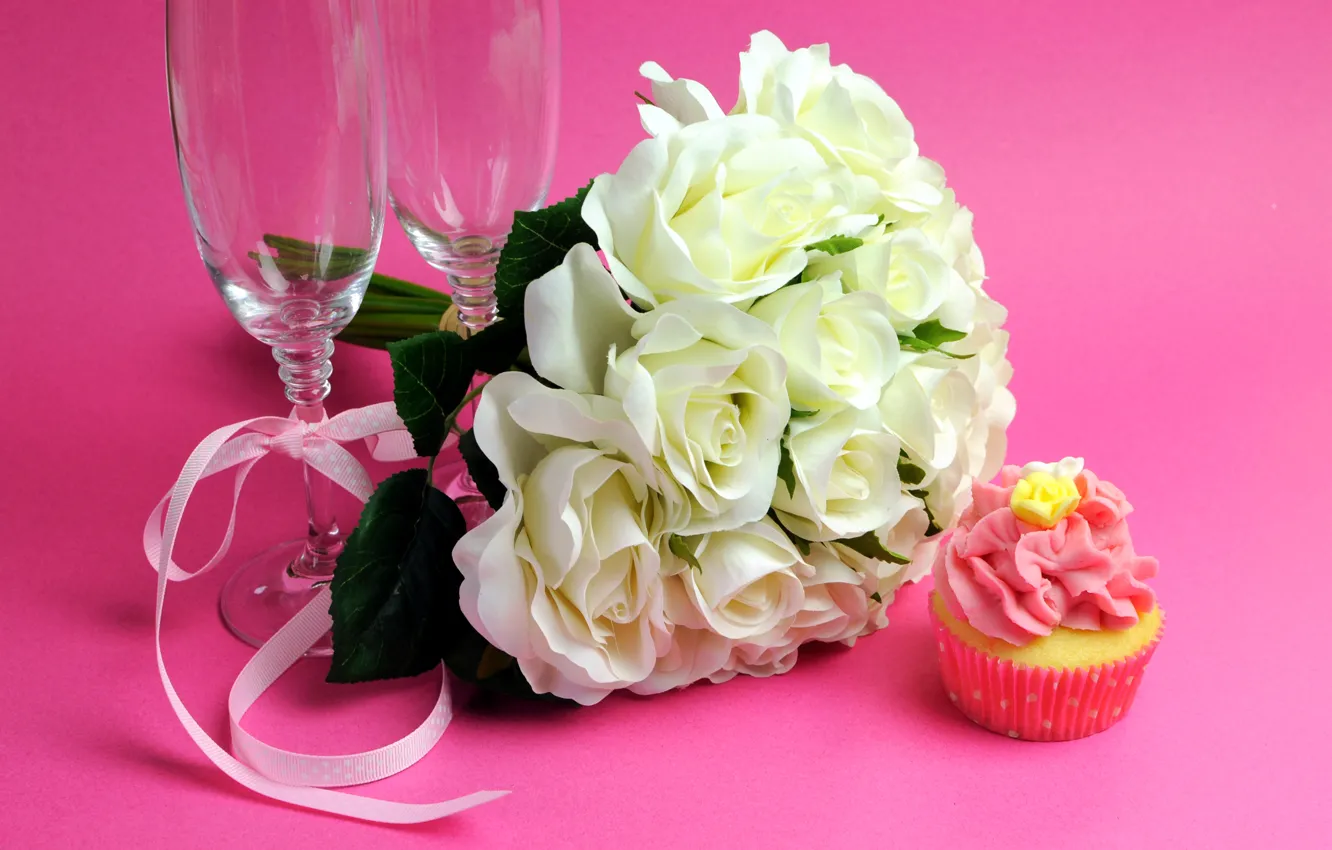 Фото обои белый, цветы, фото, розы, букет, бокалы, пирожное