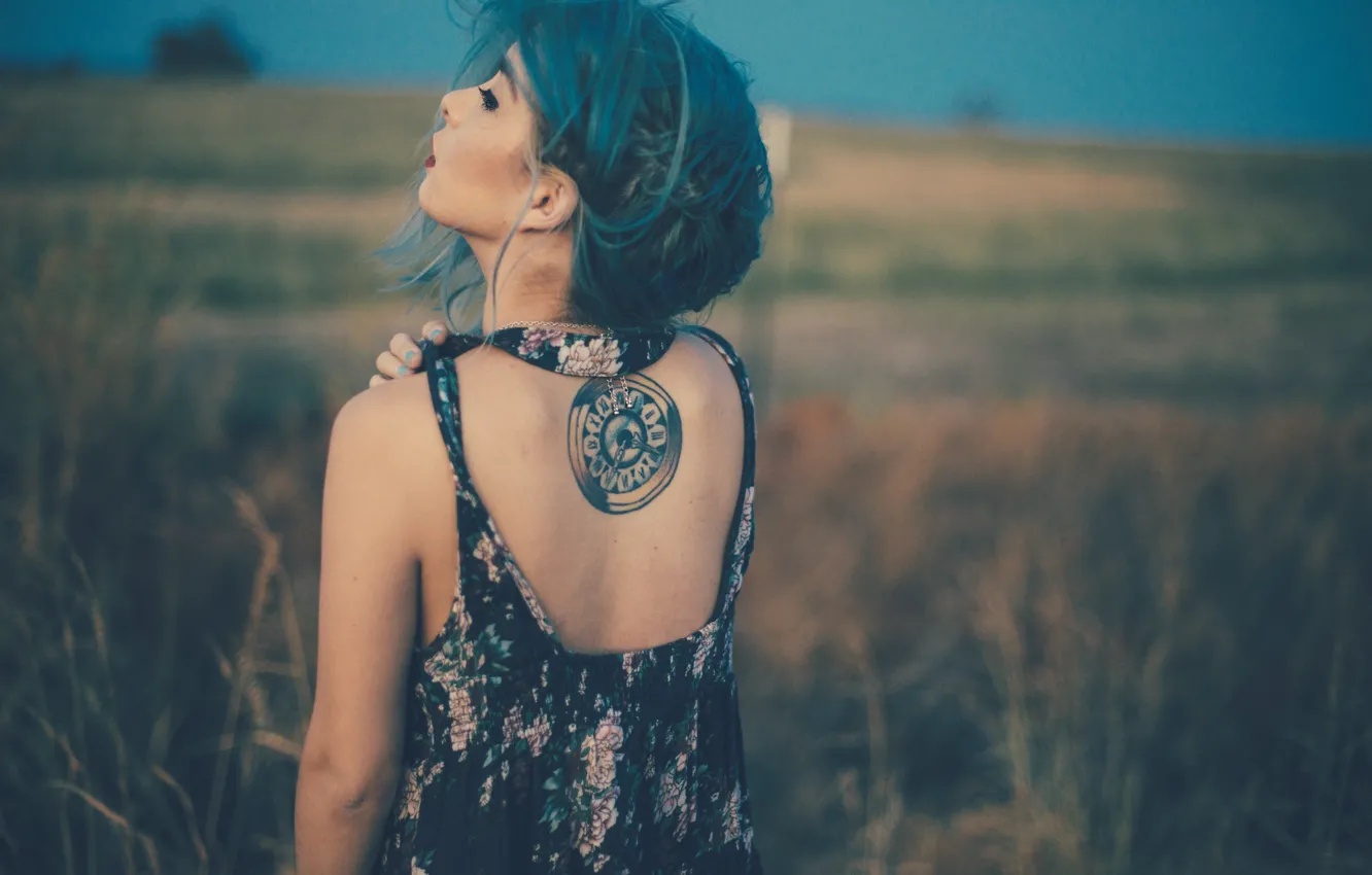 Фото обои спина, тату, татуировка, девушка. синие волосы