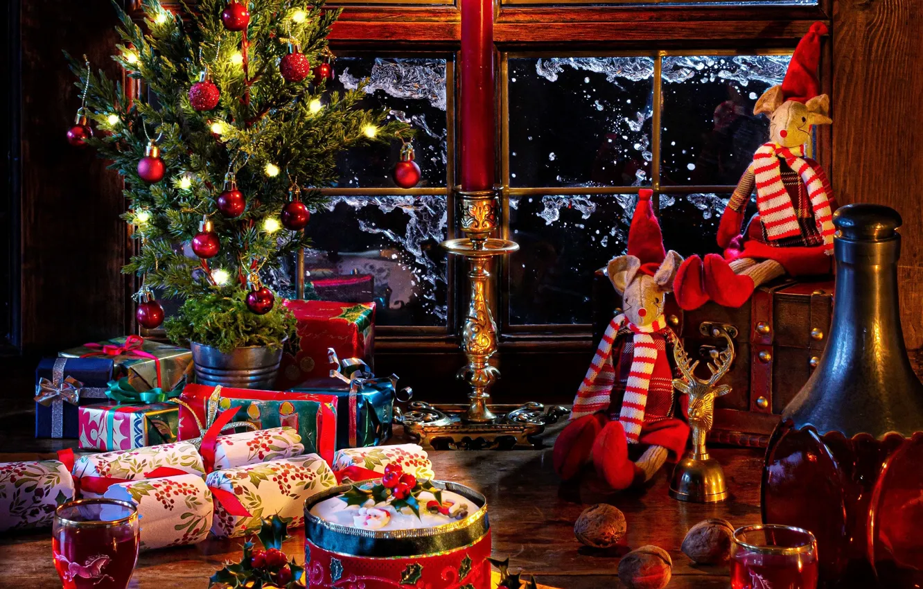 Фото обои игрушки, бутылка, свеча, окно, Рождество, подарки, Новый год, стаканы