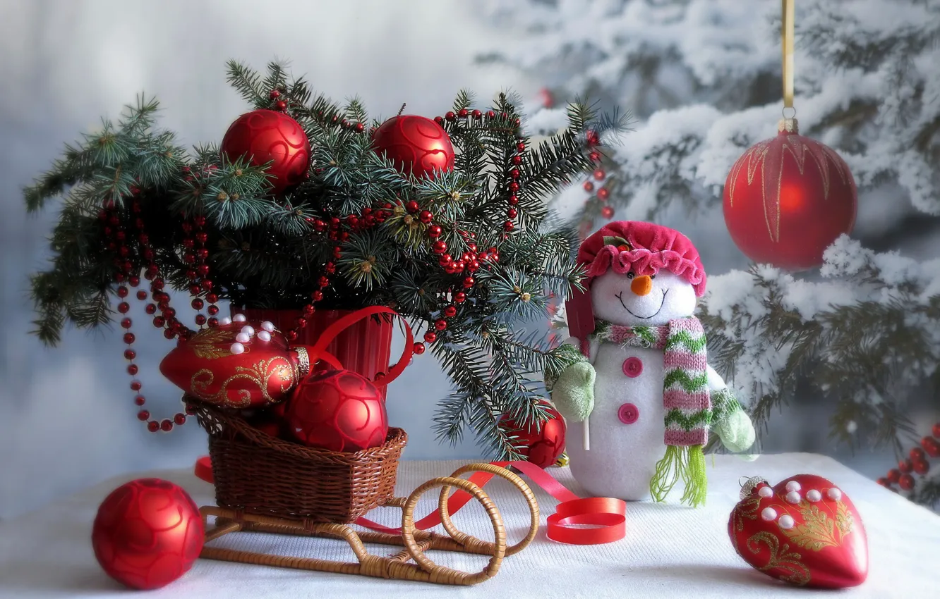 Фото обои зима, снег, украшения, ветки, стол, праздник, игрушки, новый год