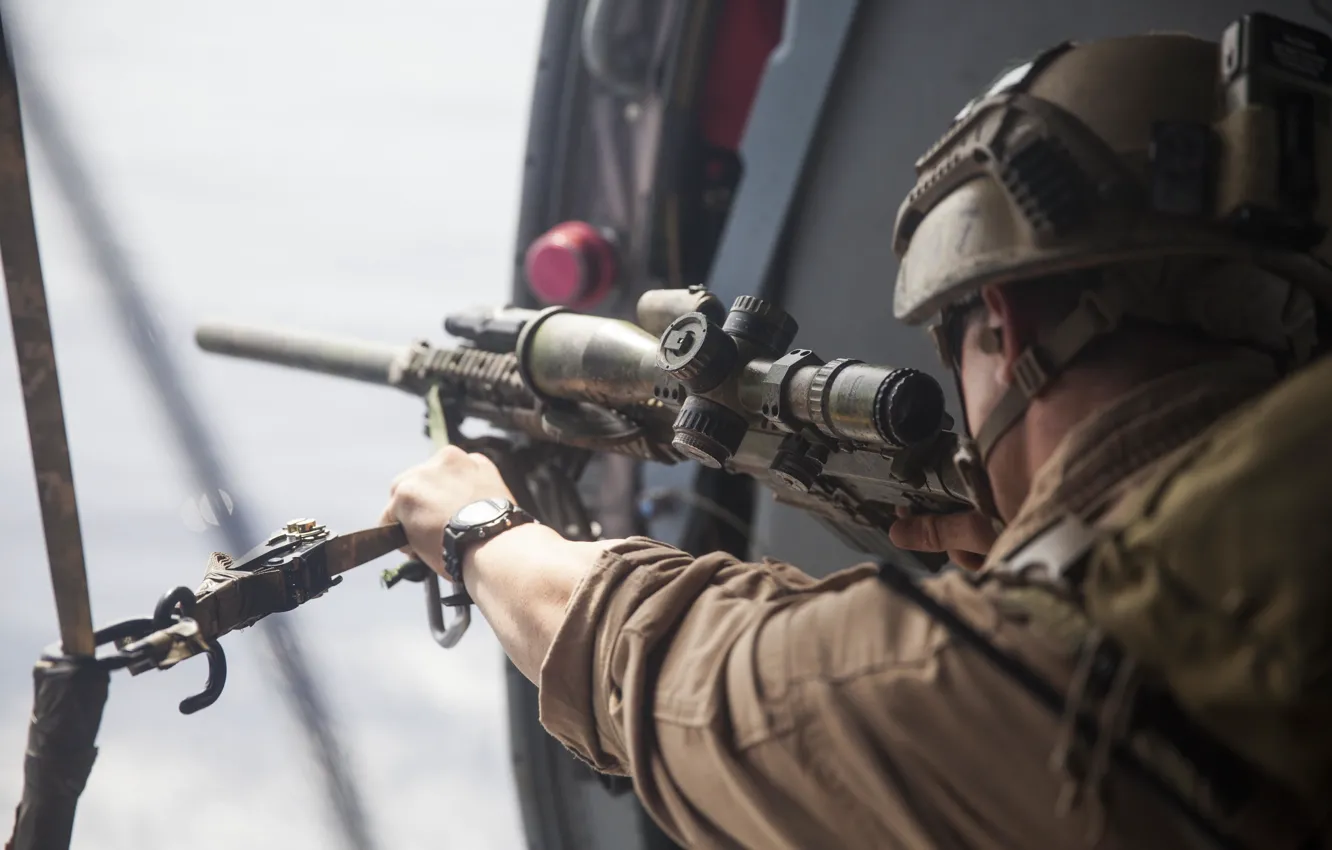 Фото обои солдат, оптика, каска, снайперская винтовка