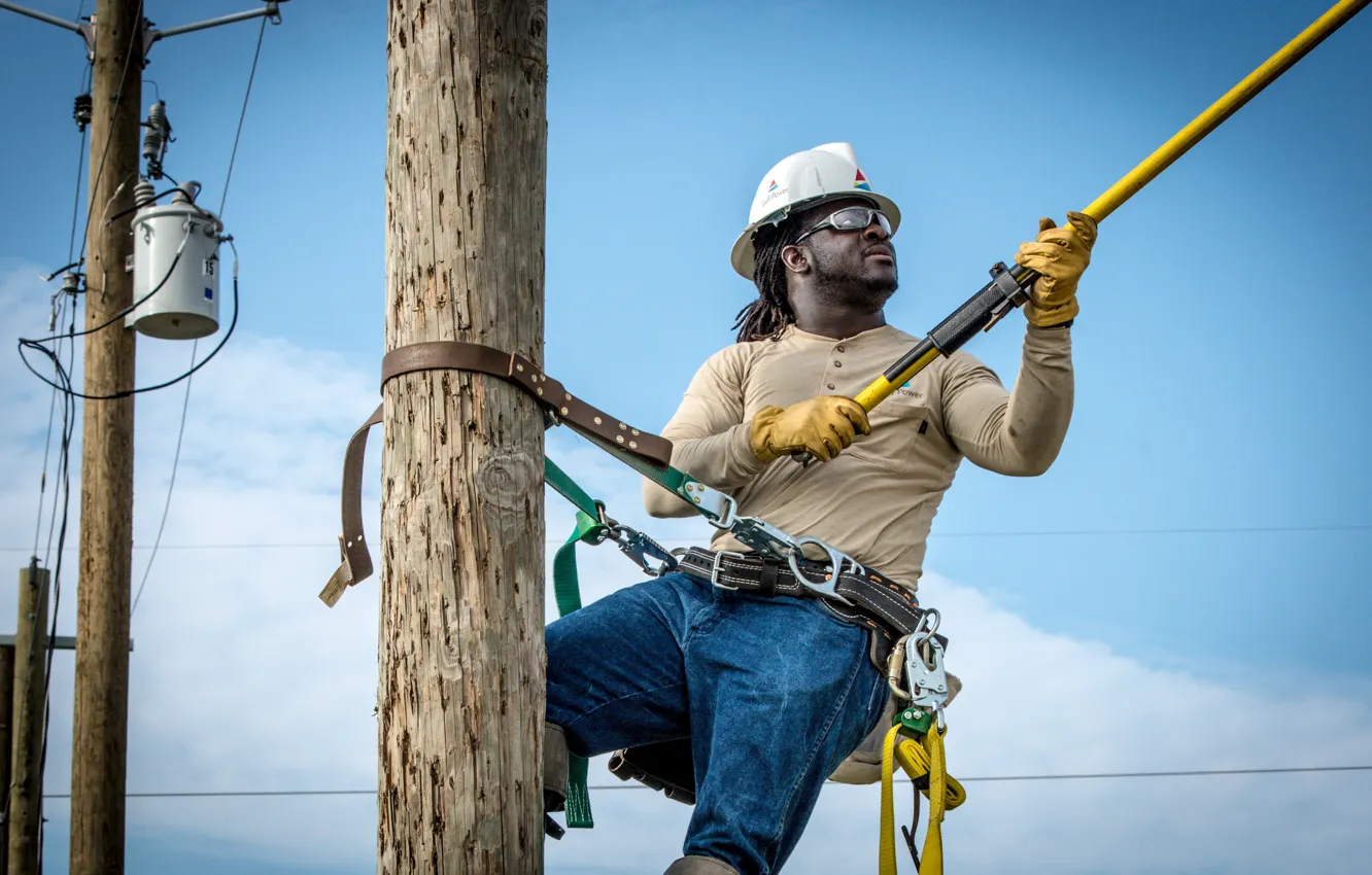 Фото обои electricity, light pole, worker