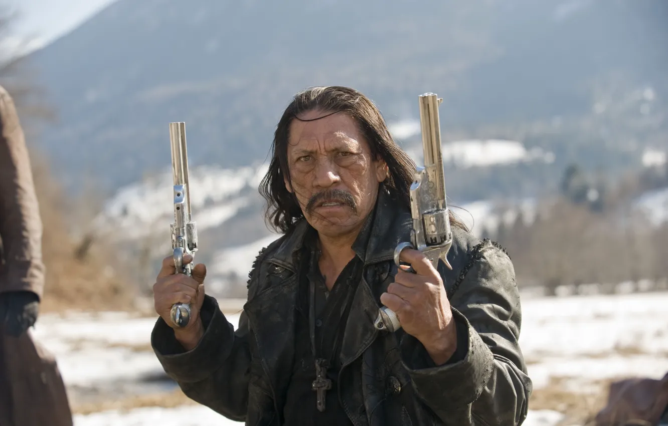 Фото обои Дэнни Трехо, Danny Trejo, вестерн, револьверы, Dead in Tombstone, Гуэрреро, Мертвец из Тумбсоуна