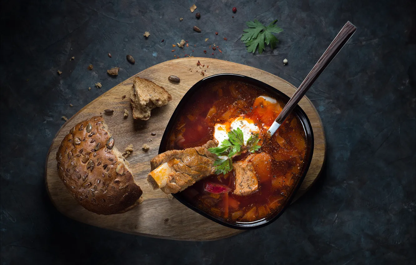 Фото обои темный фон, хлеб, ложка, суп, мясо, миска, косточка, петрушка