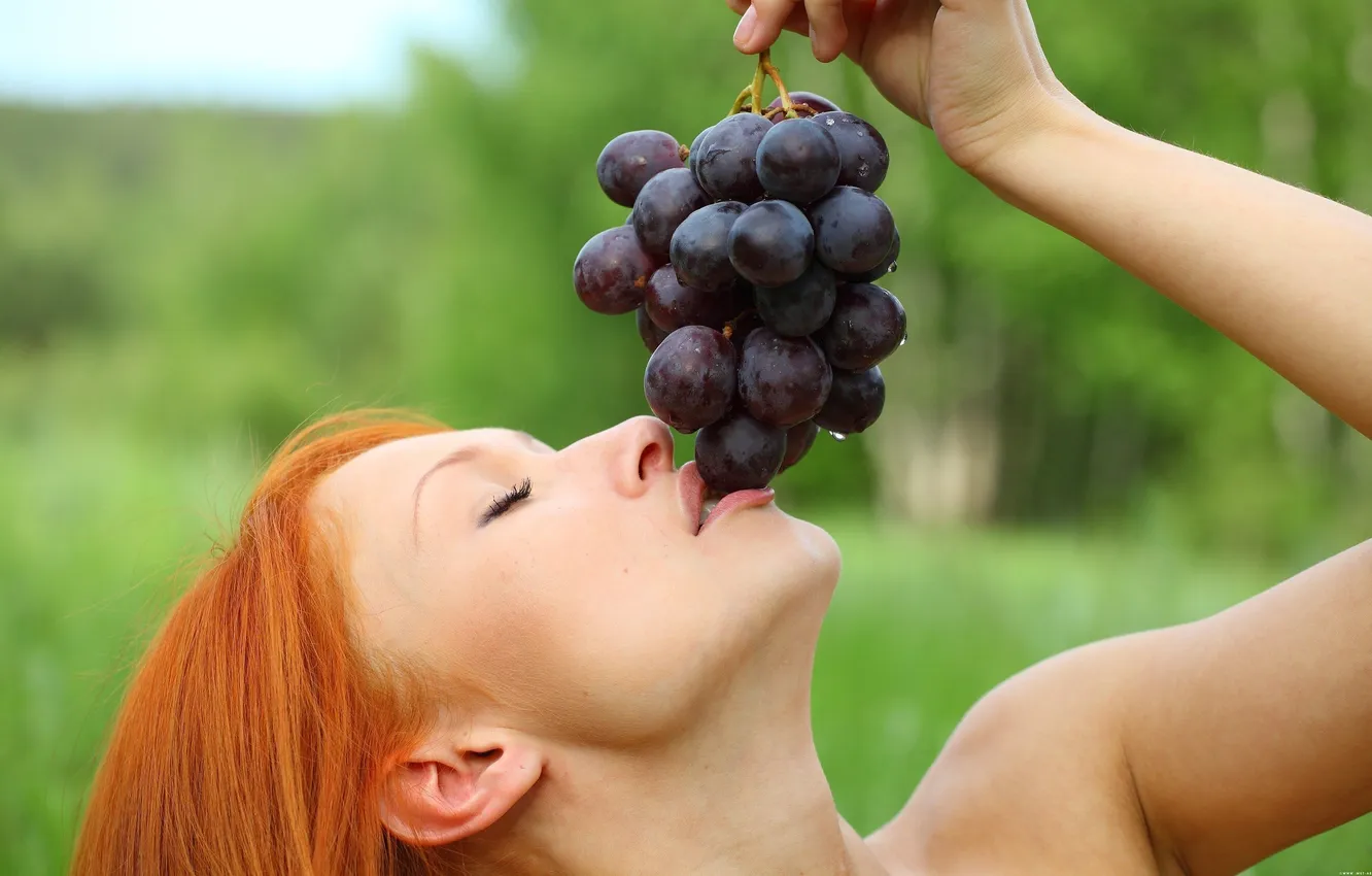 Фото обои девушка, виноград, girl, рыжие волосы, grapes