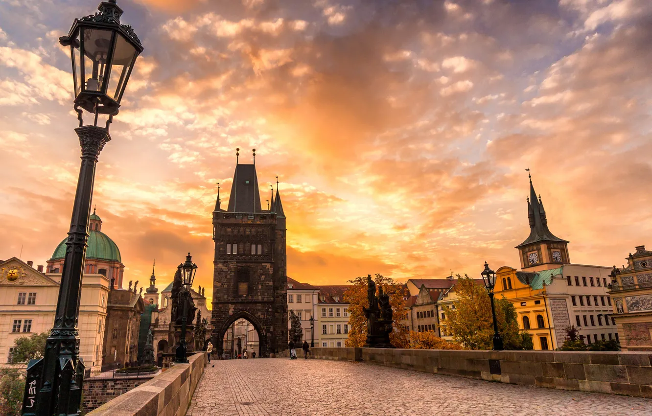 Фото обои осень, небо, облака, закат, мост, город, брусчатка, Прага