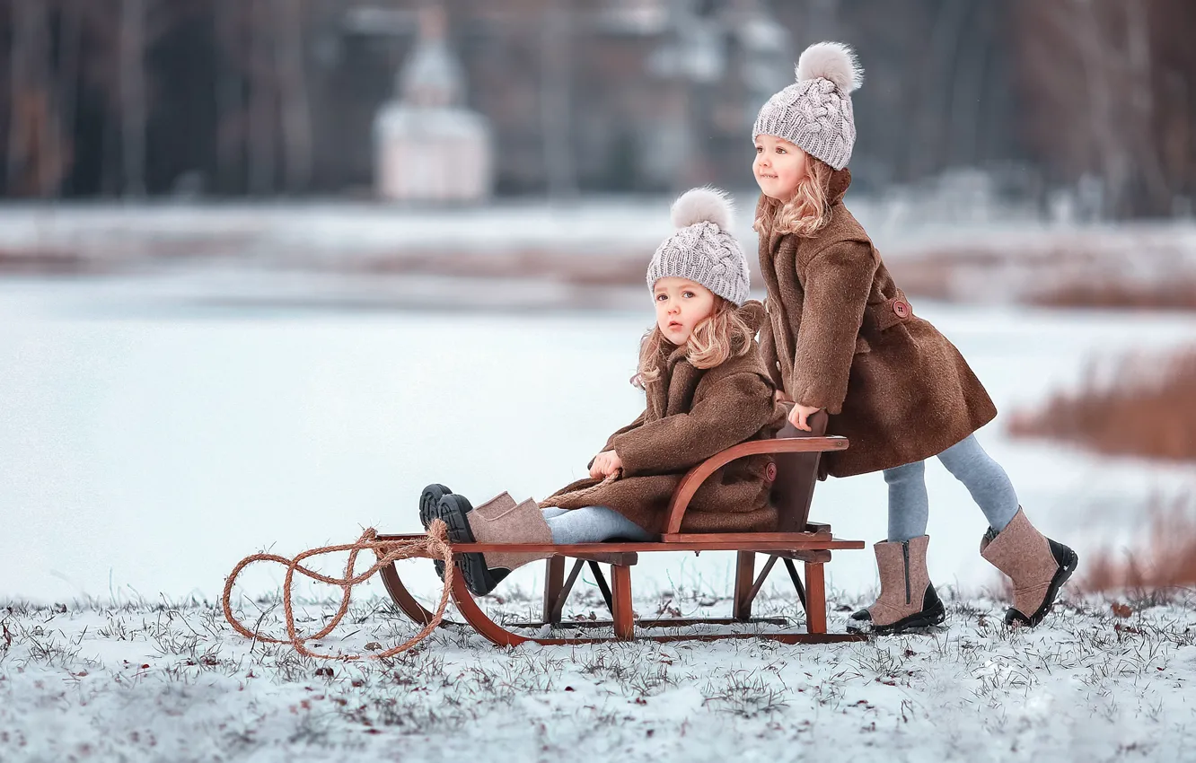 Фото обои зима, снег, природа, дети, девочки, сестрёнки, санки, близнецы