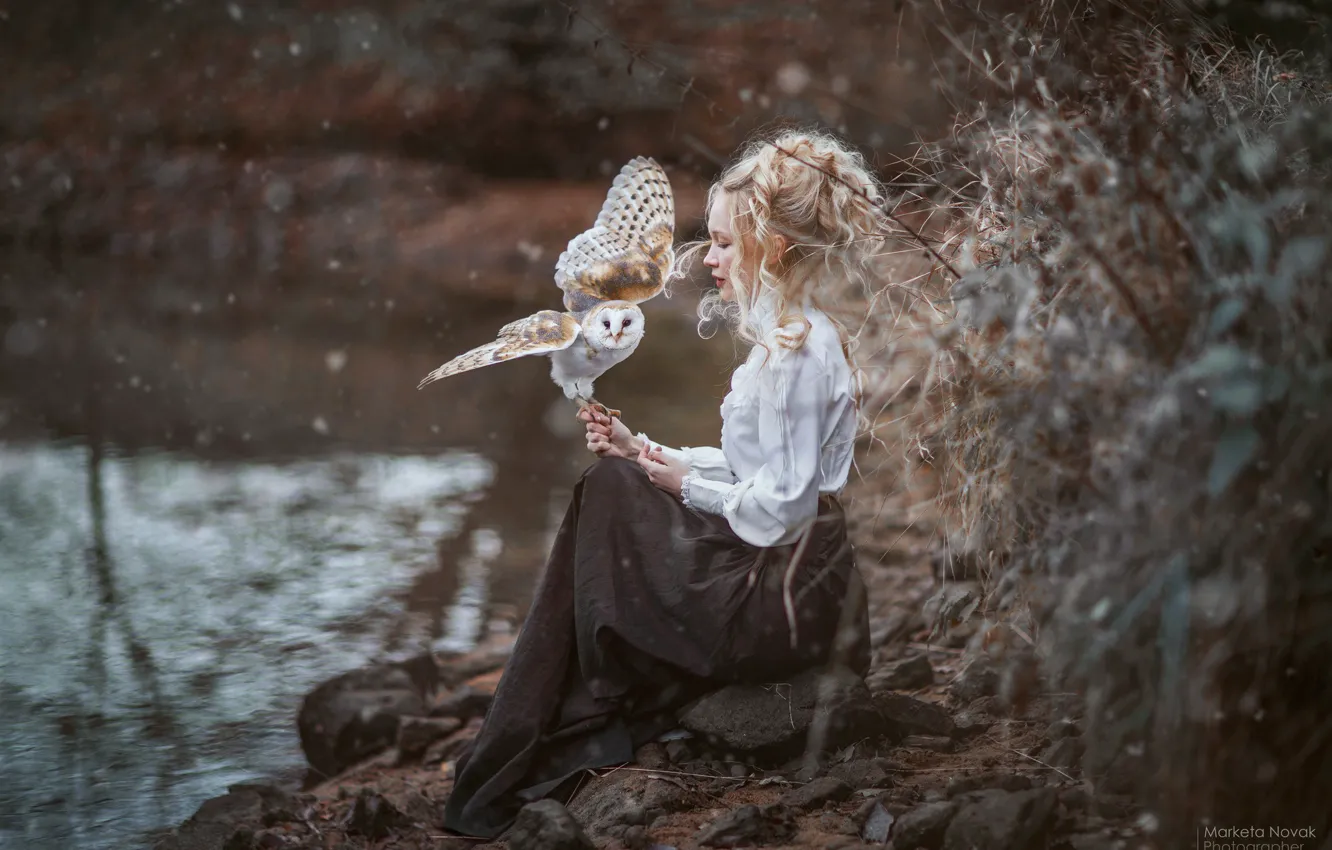 Фото обои вода, девушка, поза, настроение, сова, птица, блондинка, локоны