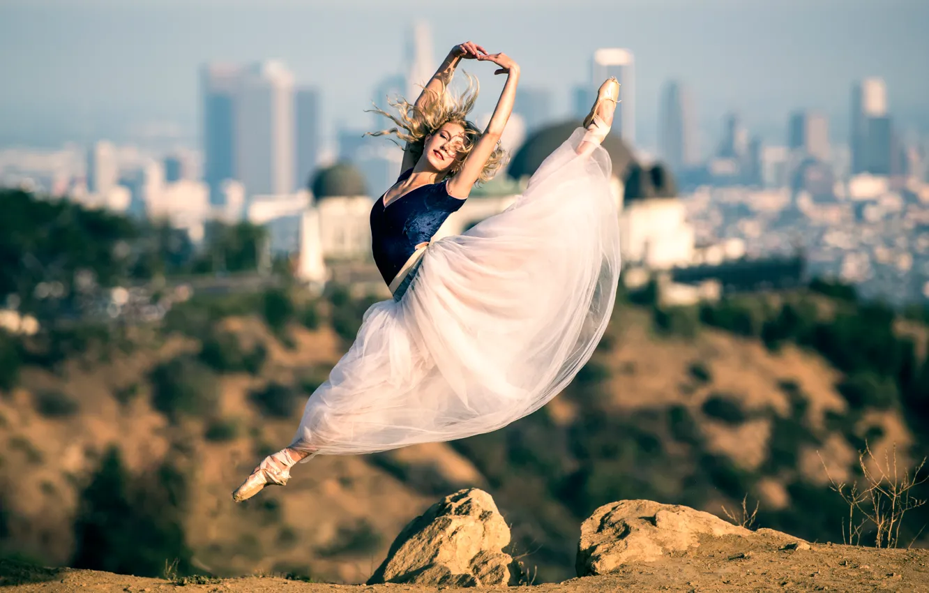 Фото обои город, прыжок, платье, балерина, на фоне, пуанты, Beautiful ballet