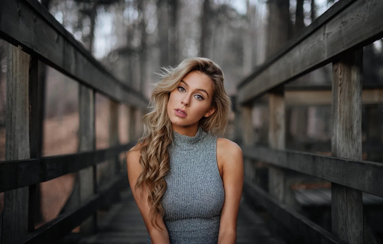 Фото обои взгляд, мост, природа, поза, модель, портрет, макияж, платье