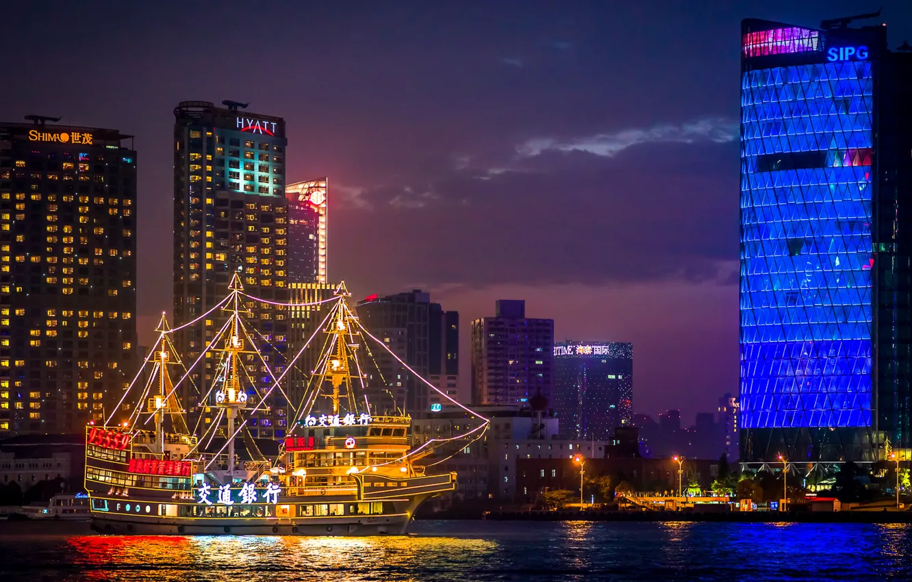 Фото обои ночь, отражение, здания, лодки, зеркало, Китай, Шанхай, реки Хуанпу