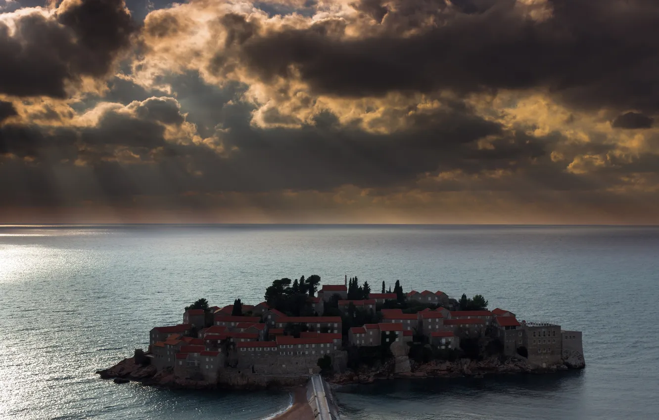 Фото обои море, небо, тучи, остров, дома, курорт, Черногория, святой Стефан