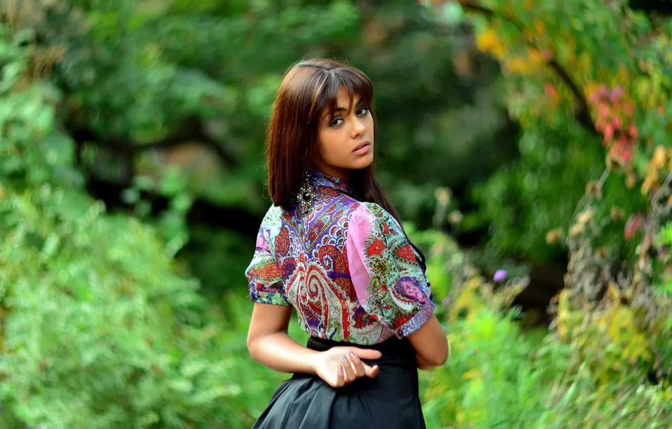 Фото обои взгляд, размытие, блузка, Indian girl