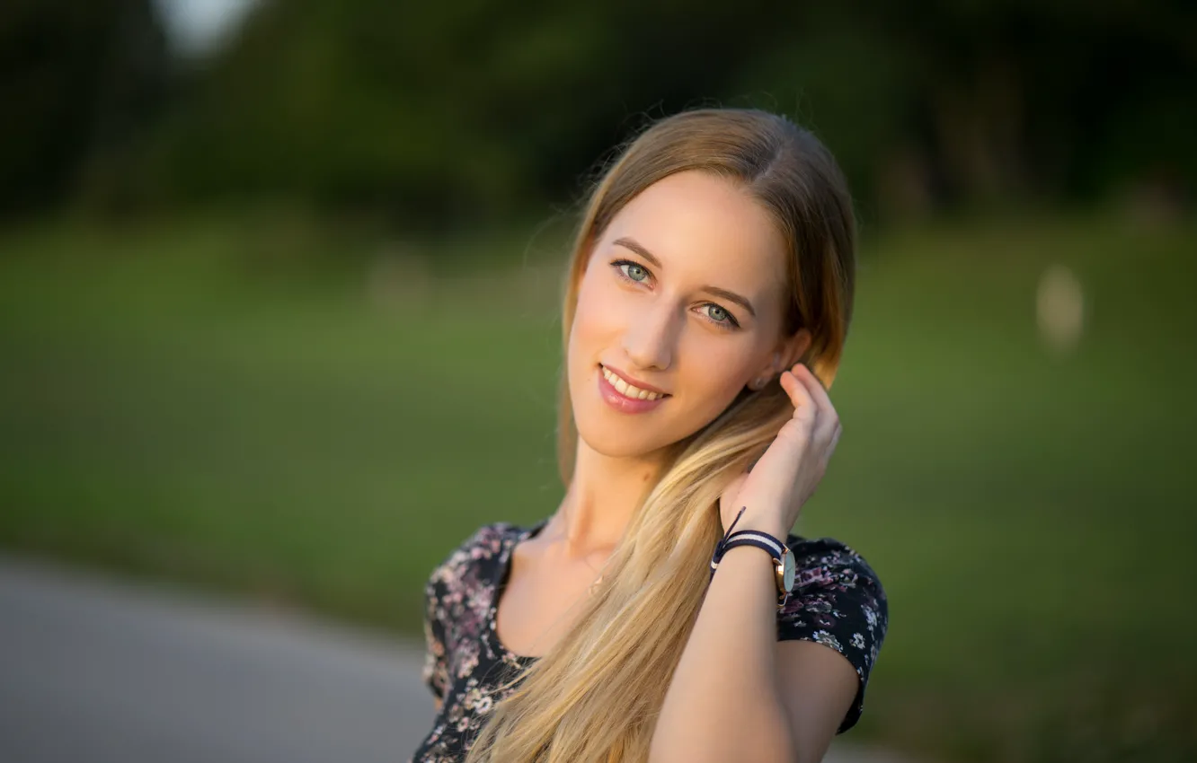 Фото обои девушка, лицо, улыбка, фон, Julia