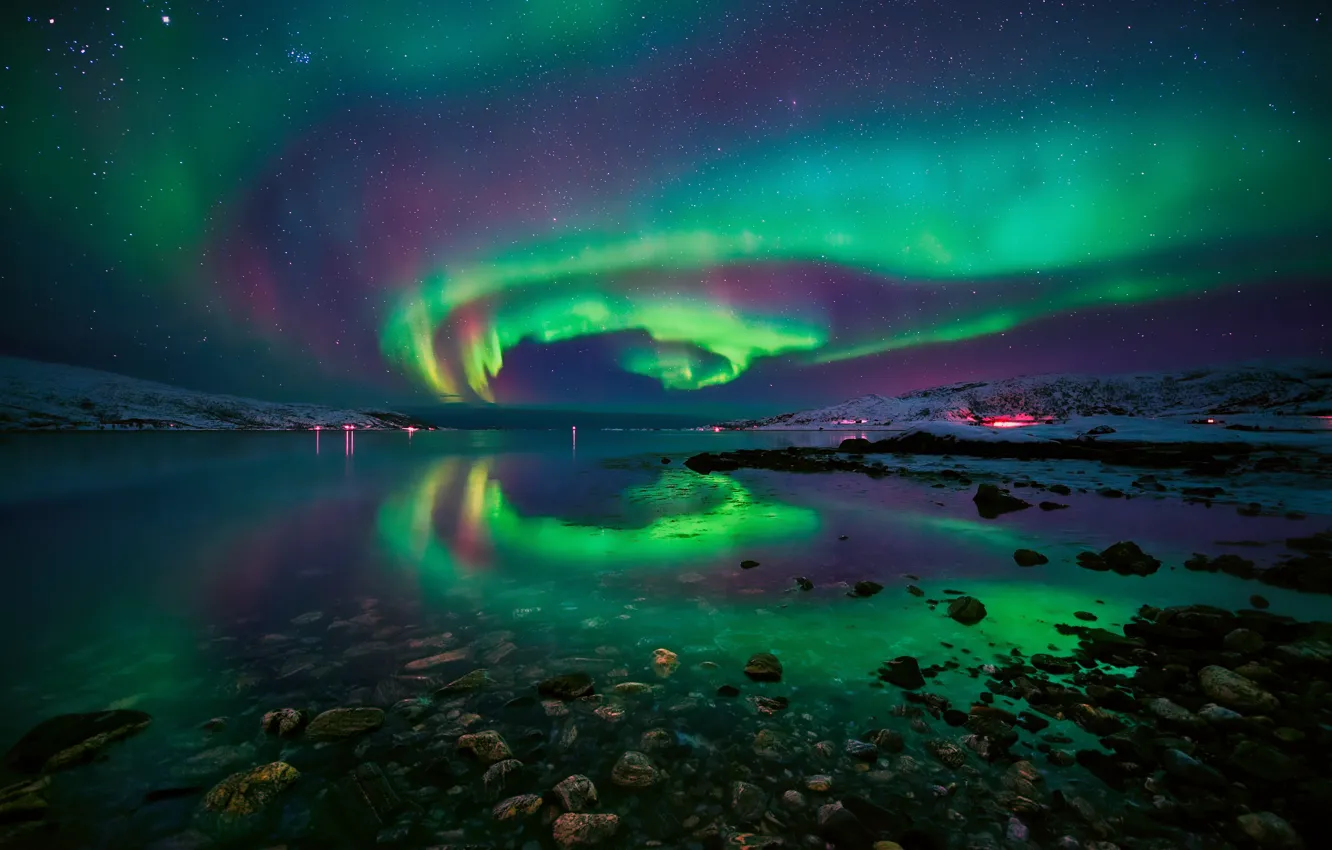 Фото обои небо, звезды, ночь, камни, северное сияние, Норвегия, фьорд