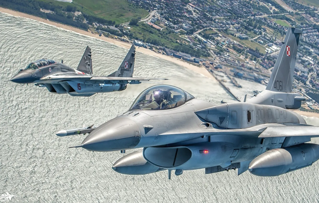 Фото обои Волны, Берег, F-16, Миг-29, Пилот, F-16 Fighting Falcon, Кокпит, ВВС Польши