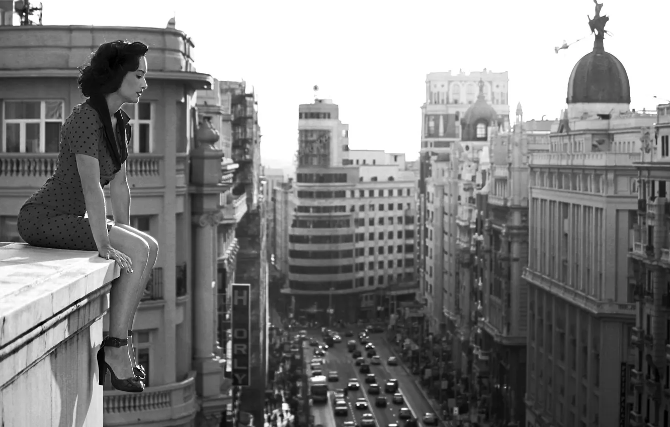 Фото обои крыша, девушка, город, фото, черно-белое, Мадрид