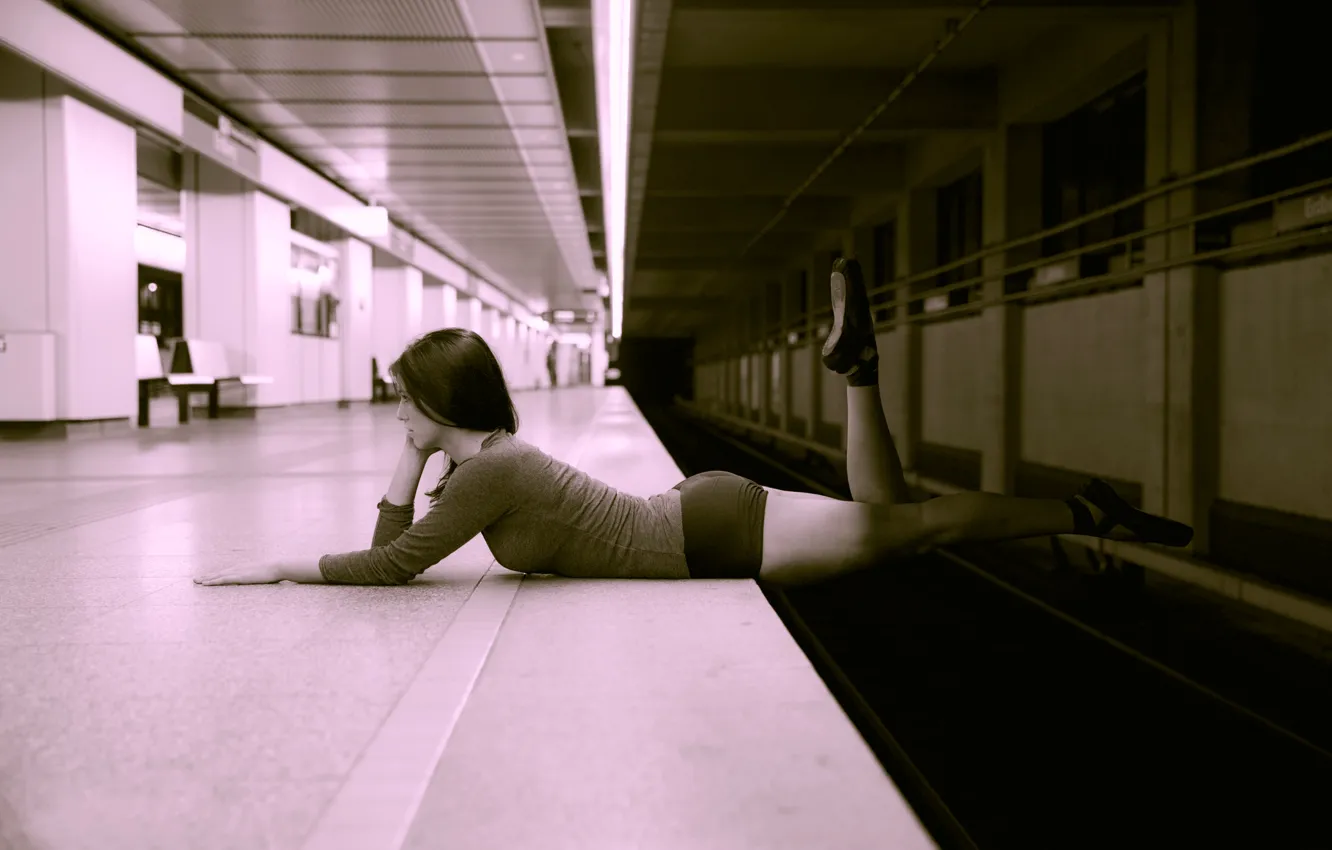 Фото обои девушка, метро, фигура, риск, пуанты