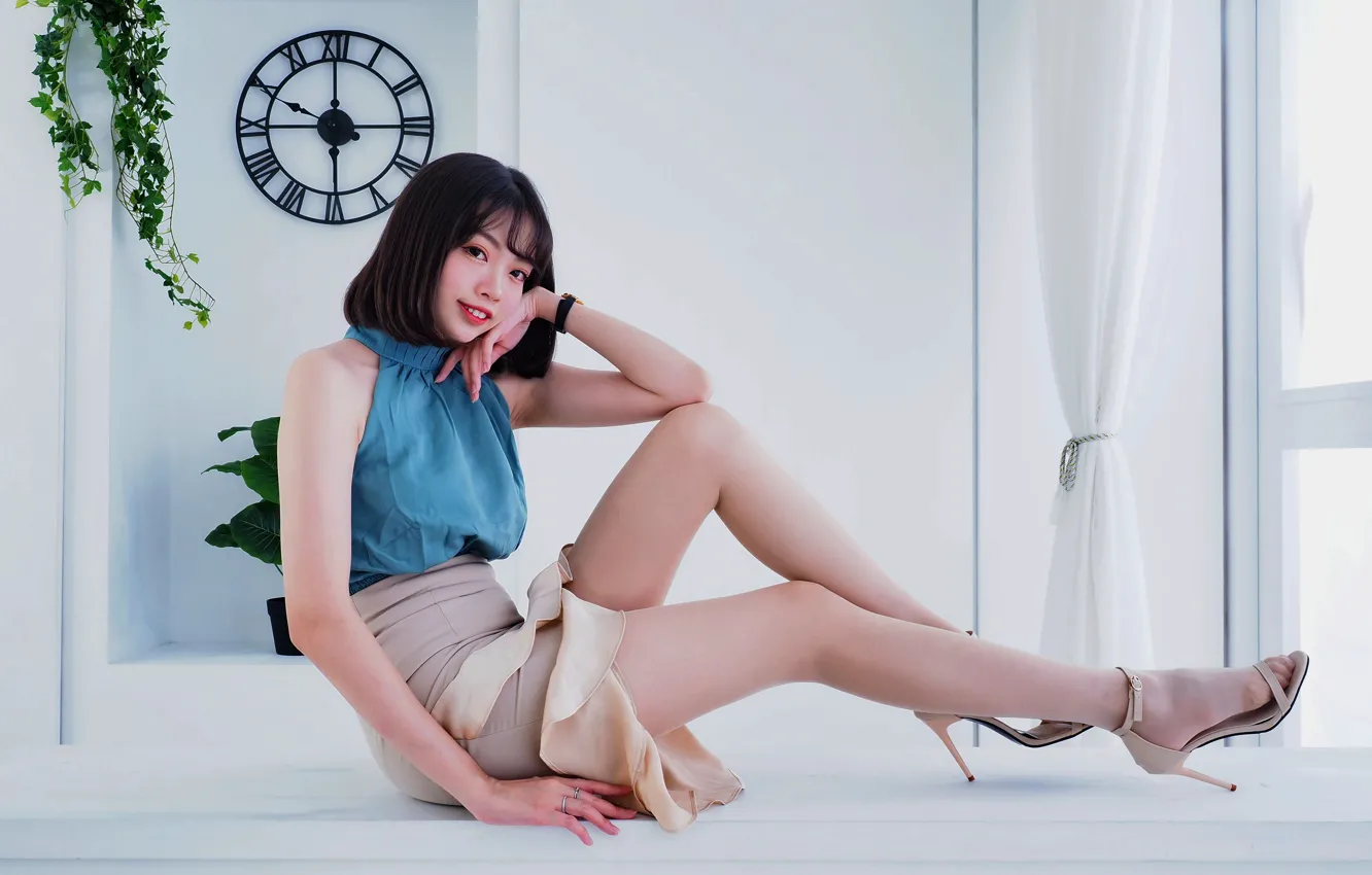 Фото обои улыбка, часы, брюнетка, азиатка, asian, у окна, милая девушка, cute girl