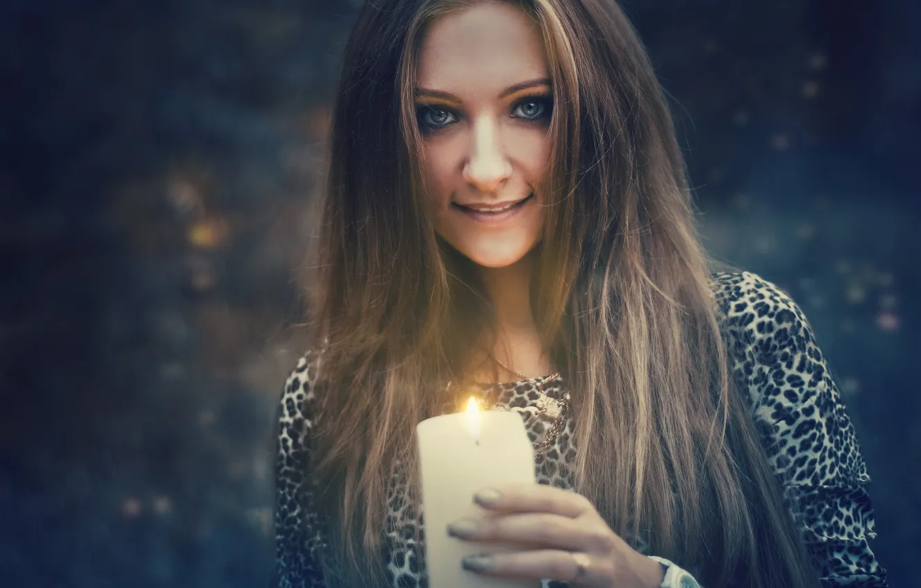 Фото обои взгляд, девушка, природа, поза, улыбка, портрет, свеча, макияж