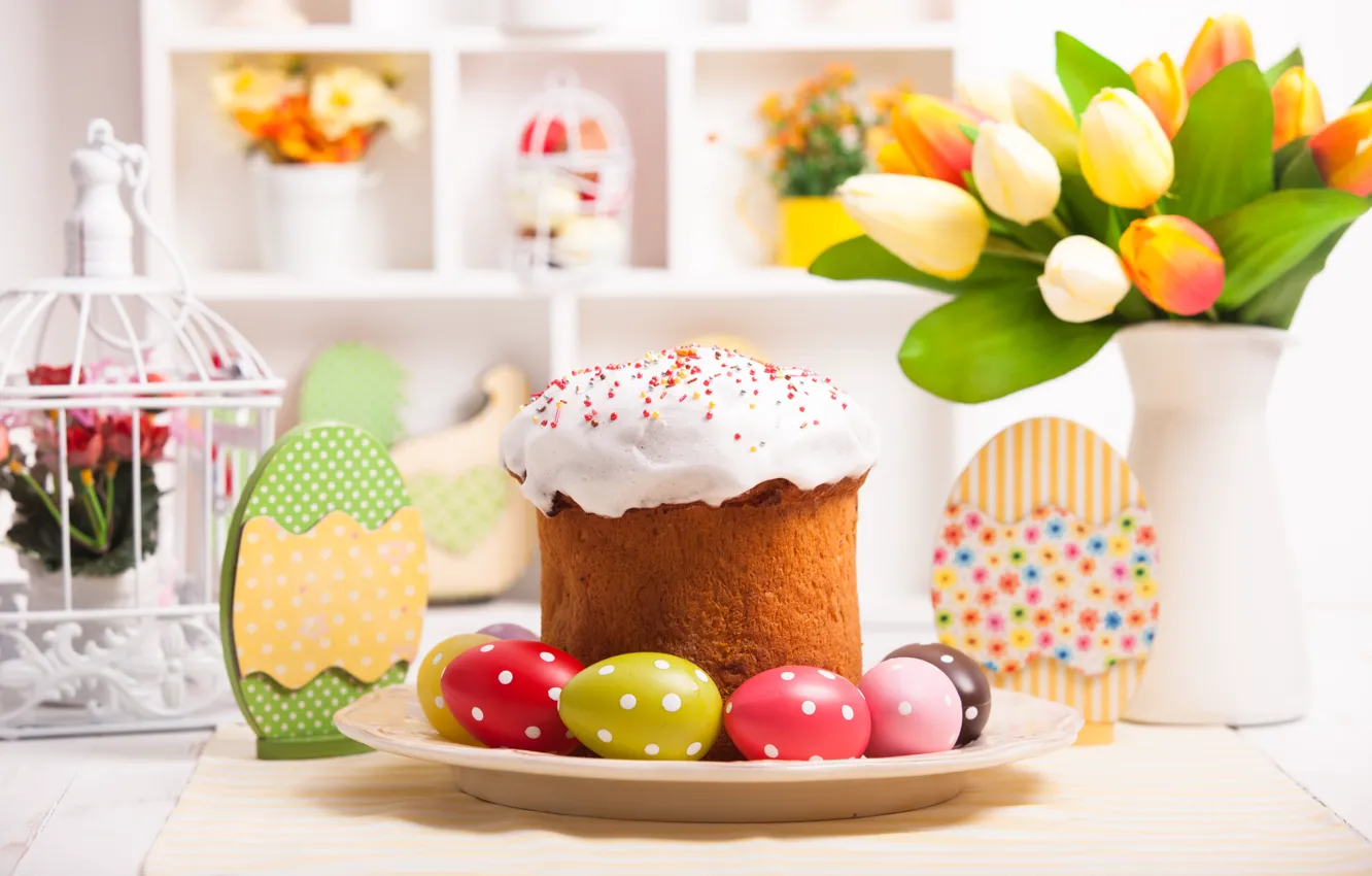 Фото обои стол, яйца, Пасха, тюльпаны, cake, кулич, выпечка, tulips