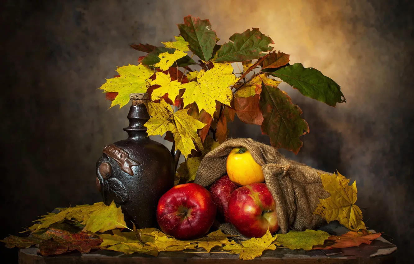 Фото обои осень, листья, темный фон, стол, вино, яблоки, бутылка, букет