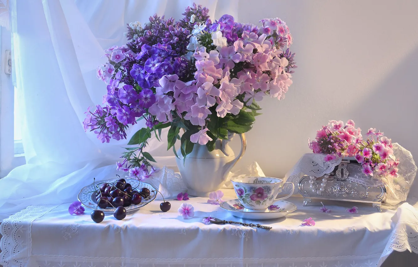 Фото обои цветы, ягоды, стол, тарелка, чашка, кувшин, натюрморт, занавеска
