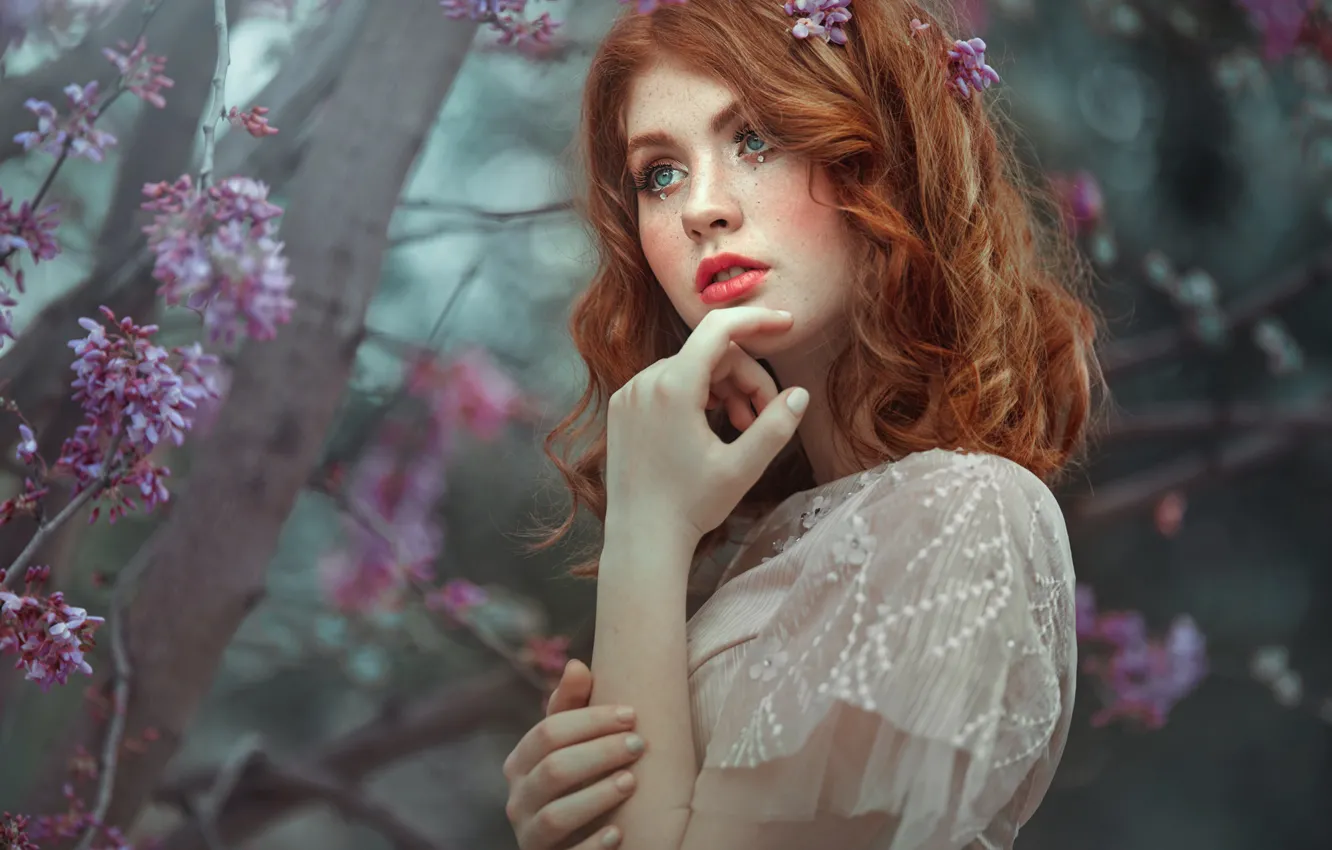 Фото обои взгляд, девушка, цветы, ветки, природа, лицо, губы, рыжая