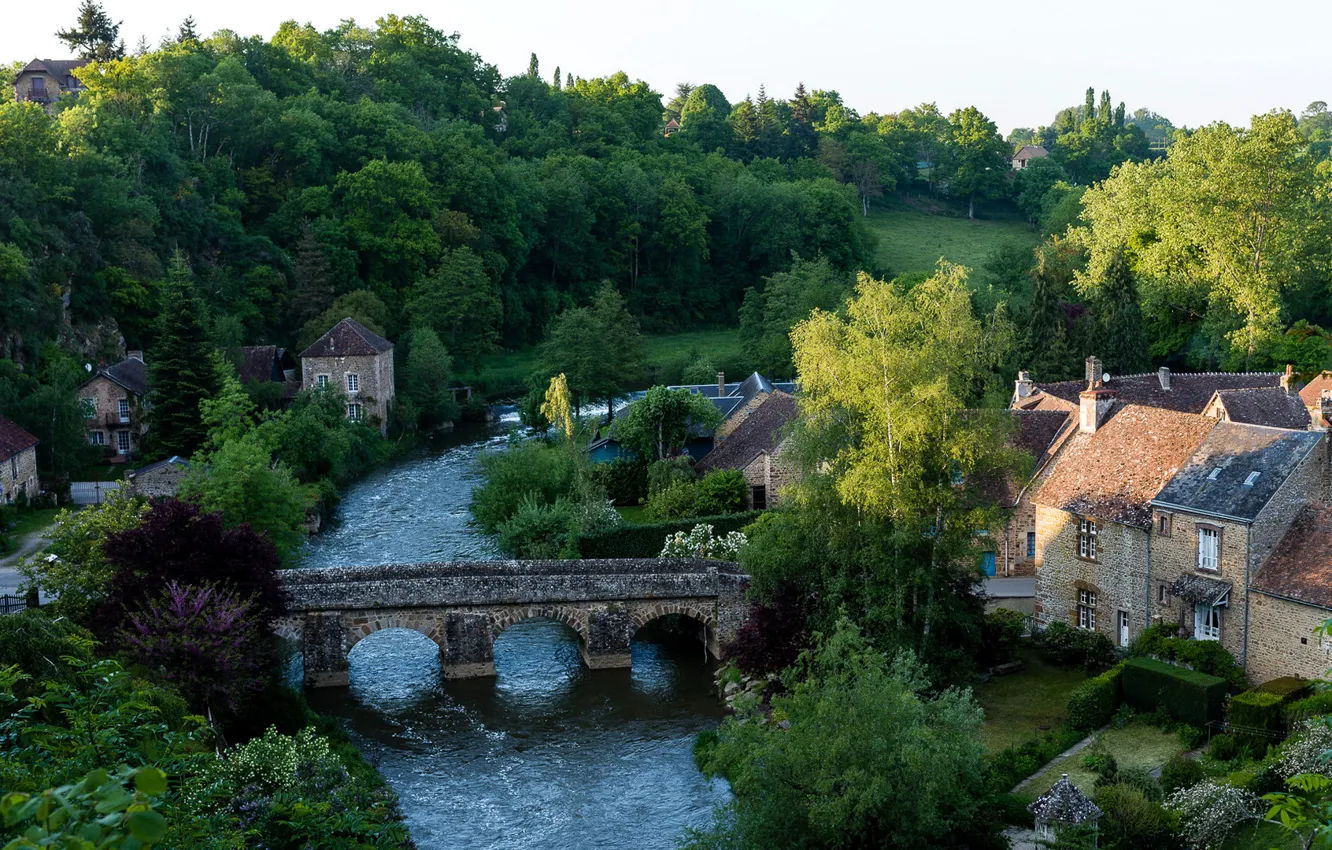 Фото обои деревья, мост, Франция, дома, речка, деревушка, Saint-Ceneri-le-Gerei