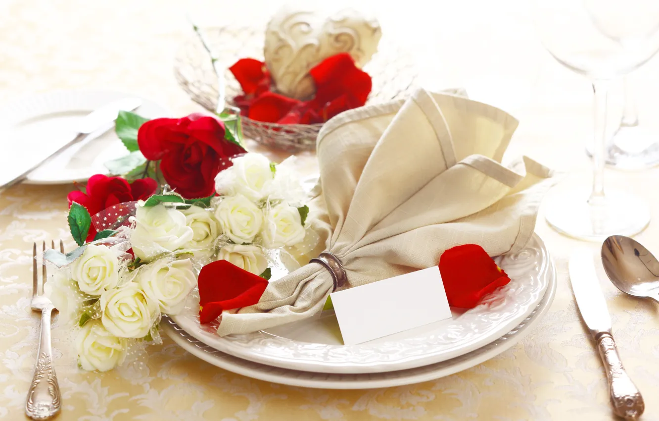 Фото обои цветы, розы, бокалы, тарелки, ресторан, салфетка, сервировка