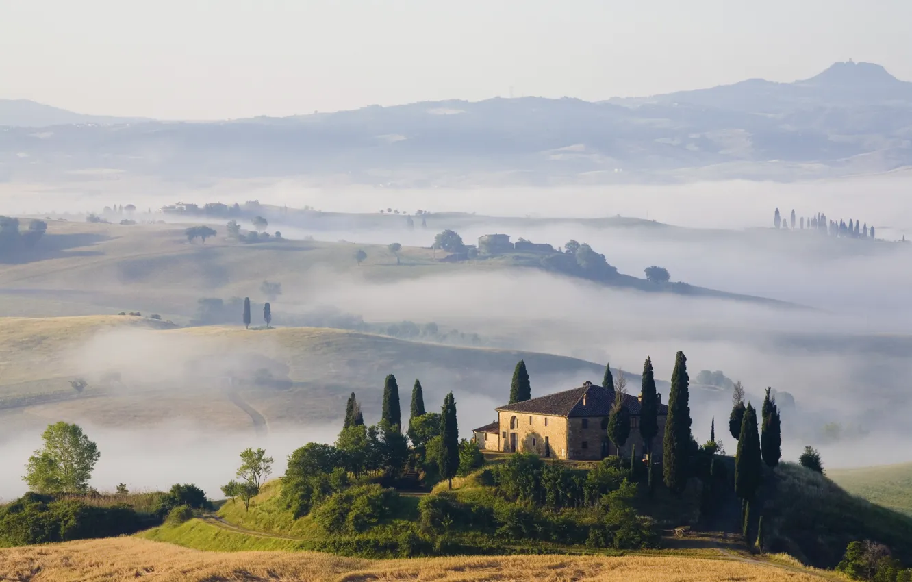 Фото обои пейзаж, природа, туман, холмы, поля, дома, утро, Toscana