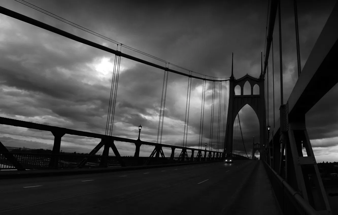 Фото обои дорога, машина, небо, тучи, мост, пасмурно, серость, черно белое