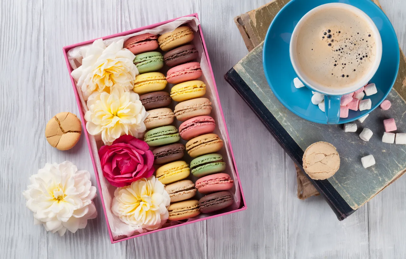Фото обои цветы, подарок, wood, pink, flowers, coffee cup, macarons, чашка кофе
