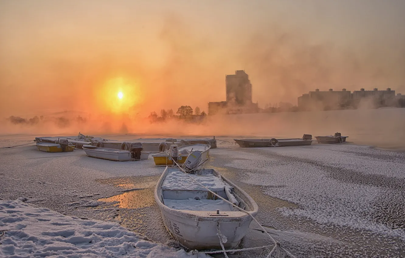 Фото обои зима, закат, город, река, лодки