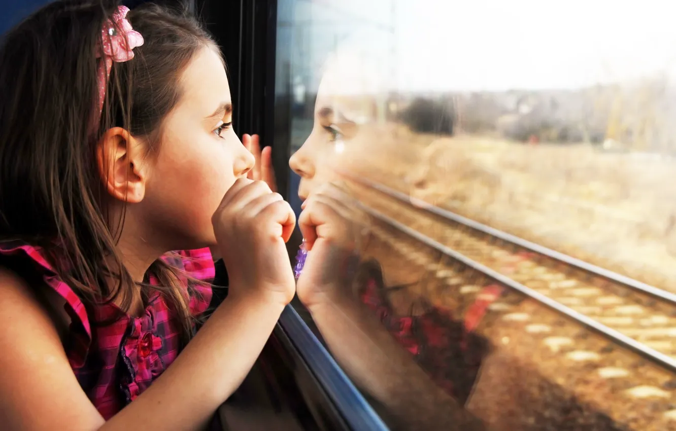 Фото обои girl, mood, train, baby, reflection, looking, Child, wonder